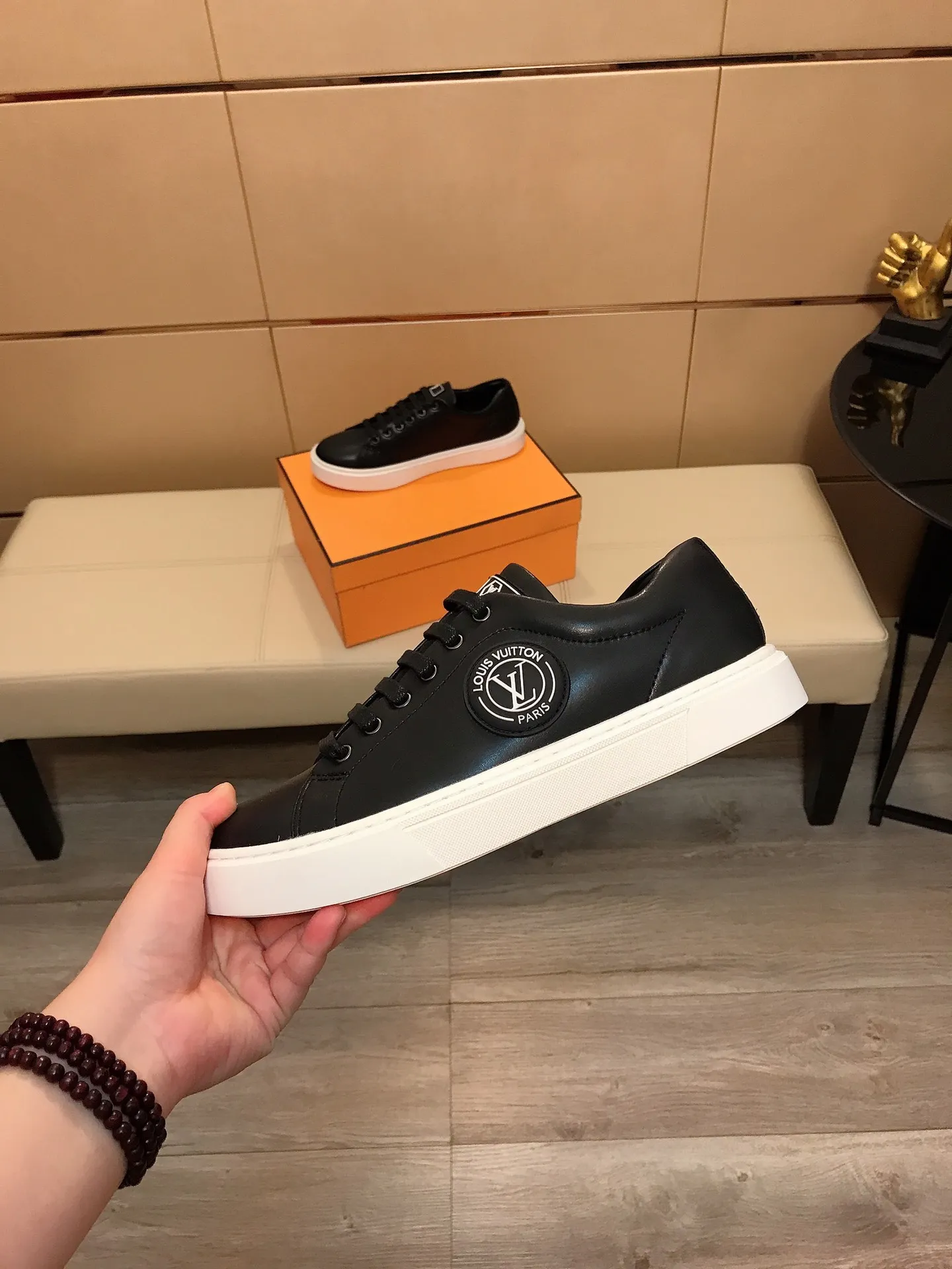 Factory price P360 👟👟💥【LV Louis Vuitton】The latest trendy casual shoes for men, made of imported cowhide with brand logo, genuine leather lining, rubber outsole that is wear-resistant and non-slip, high-level version, perfect on-foot effect, and exquisite workmanship. Code number: 38-44